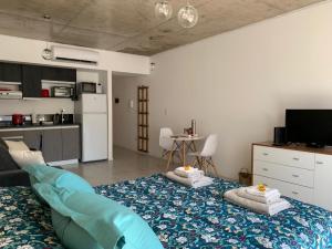 een woonkamer met een bed en een keuken bij Nuevo Loft en Palermo Hollywood in Buenos Aires