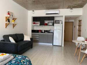 a living room with a couch and a kitchen at Nuevo Loft en Palermo Hollywood in Buenos Aires