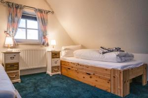 ヴェニングシュテットにあるLH Heidegrund, App 4のベッドルーム1室(ベッド1台、ナイトスタンド2台付)