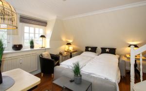 - une chambre avec un lit et un salon dans l'établissement Inselfreude Whg 10, à Westerland