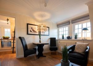 - un salon avec une table et des chaises dans l'établissement Inselfreude Whg 10, à Westerland