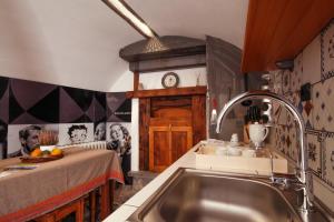 a kitchen with a sink and a counter top at San Giuan, ad un passo dal centro in Chiavenna