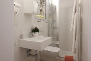 a bathroom with a sink and a toilet and a shower at San Giuan, ad un passo dal centro in Chiavenna