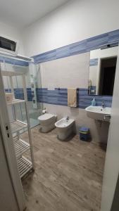 A bathroom at La casa dei venti Még 37 kép