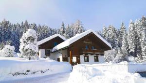 Haus Almrausch during the winter