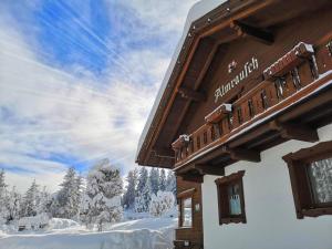 Haus Almrausch during the winter