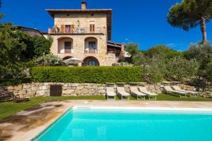 una casa con piscina frente a un edificio en CASA GIOVANNA, en Castel San Gimignano