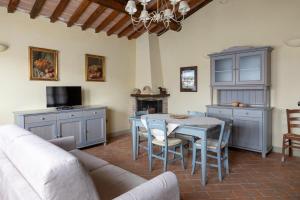 een woonkamer met een tafel en stoelen en een bank bij Agriturismo Villetta Di Monterufoli in Monteverdi Marittimo