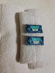 uma toalha com uma barra de pasta de dentes sentada nela em Kitnet - Apart Hotel 3 em Sete Lagoas