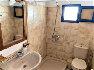 y baño con lavabo, aseo y espejo. en CASA LOS JUANES, en Caleta de Sebo