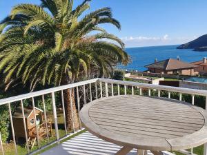 En balkon eller terrasse på Villa vistas al mar, Urbanización privada con piscina de agua salada