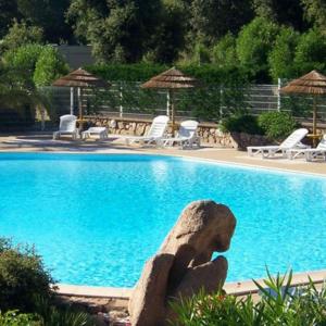 Bazén v ubytovaní Vacances en Chalet ou Mobil-home chez Camp'in Pirellu alebo v jeho blízkosti