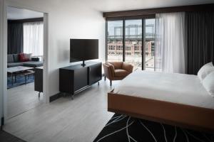 The Maven Hotel at Dairy Block的电视和/或娱乐中心