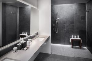 The Maven Hotel at Dairy Block的一间浴室
