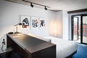 The Maven Hotel at Dairy Block客房内的一张或多张床位