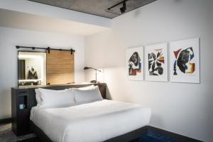 The Maven Hotel at Dairy Block客房内的一张或多张床位