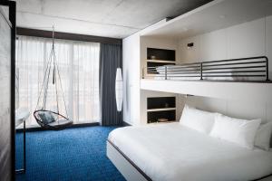The Maven Hotel at Dairy Block客房内的一张或多张床位