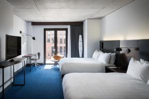 The Maven Hotel at Dairy Block客房内的一张或多张床位