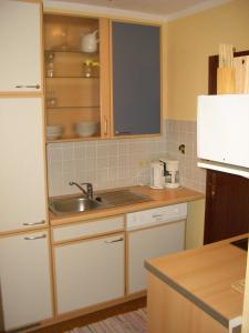 A kitchen or kitchenette at Ferienhaus Blümel inkl. freier Strandbadeintritt