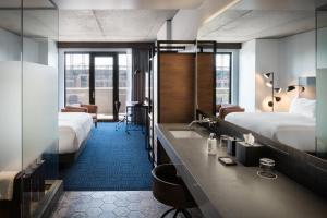 The Maven Hotel at Dairy Block客房内的一张或多张床位