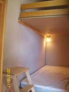 Cette petite chambre comprend des lits superposés et une table. dans l'établissement Un Isard au Pied des Pistes, à Ax-les-Thermes