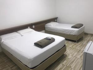 two beds in a room with two beds sidx sidx sidx at Hotel Hollywood in Lucas do Rio Verde