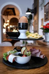 ein Teller mit einem Ei auf dem Stand. in der Unterkunft Pension Wunderbar in Naumburg