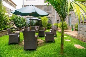 Сад в Batians Apartment Hotel