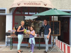 un groupe de personnes debout devant un restaurant dans l'établissement Pension Wunderbar, à Naumbourg
