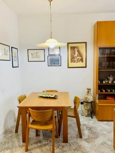 a dining room with a wooden table and chairs at Via Solaro, appartamento in pieno centro in Formia