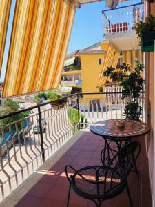 patio con mesa y sillas en el balcón en Via Solaro, appartamento in pieno centro, en Formia