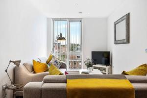 a living room with a couch and a large window at STYLISH 2 BED/2 BATH, PARKING - BRACKNELL CENTRE in Bracknell