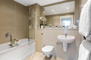 a bathroom with a toilet and a sink and a bath tub at STYLISH 2 BED/2 BATH, PARKING - BRACKNELL CENTRE in Bracknell