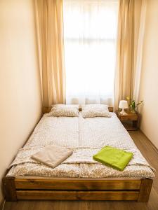 1 dormitorio con 1 cama grande y ventana en Pokoje Stare Miasto, en Cracovia