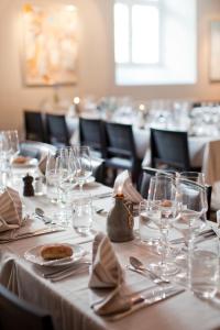 een lange tafel met wijnglazen en servetten erop bij Långholmen Hotell in Stockholm