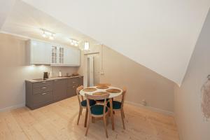 a kitchen and dining room with a table and chairs at Tõnisson Apartments in Tartu