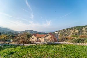 dom na polu z wzgórzem w tle w obiekcie Chardonnay Guest Studio Rooms with Great view for nature lovers w mieście Kirenia