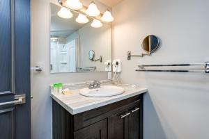 Ένα μπάνιο στο 2 Bdrm Ski In Ski Out Loft at Blue Mountain +26 φωτογραφίες