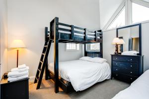 Ένα ή περισσότερα κρεβάτια σε δωμάτιο στο 2 Bdrm Ski In Ski Out Loft at Blue Mountain