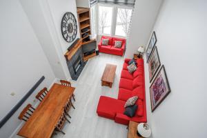 Μια τηλεόραση ή/και κέντρο ψυχαγωγίας στο 2 Bdrm Ski In Ski Out Loft at Blue Mountain