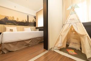 a bedroom with a bed and a teepee tent at Mercure Sao Paulo Bela Vista in Sao Paulo