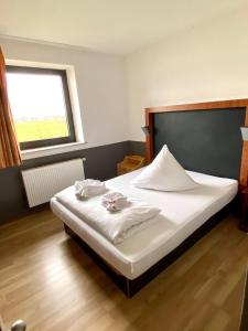 a bedroom with a bed with two dishes on it at Hotel Castellana in Lessien