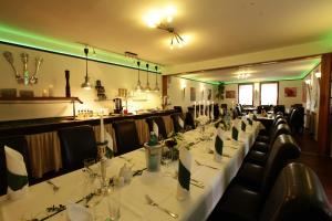 een eetkamer met witte tafels en zwarte stoelen bij Hotel & Restaurant Wilhelm von Nassau in Diez
