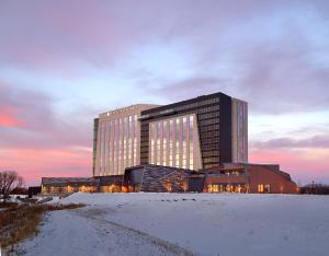 um grande edifício com neve em frente em Omni Viking Lakes em Eagan