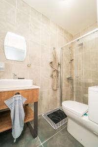 W łazience znajduje się umywalka, toaleta i prysznic. w obiekcie Chardonnay Guest Studio Rooms with Great view for nature lovers w mieście Kirenia