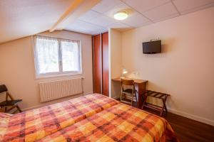 Rúm í herbergi á Logis Hôtel Belle Vue