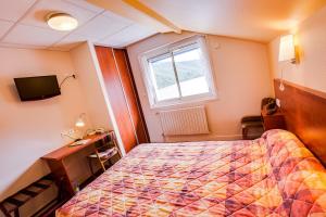 Rúm í herbergi á Logis Hôtel Belle Vue