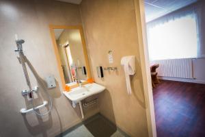 Koupelna v ubytování Logis Hôtel Belle Vue + 20 fotografií