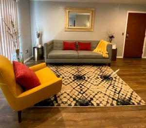 a living room with a couch and a rug at Evie's Campus-close 2 bedroom luxury in Oklahoma City