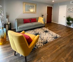 a living room with a couch and a rug at Evie's Campus-close 2 bedroom luxury in Oklahoma City